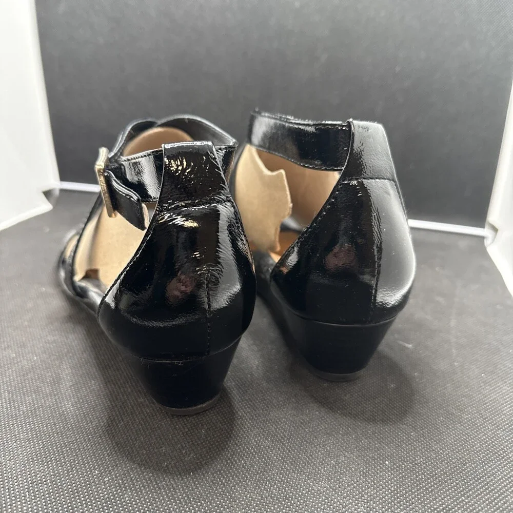 Women’s Sofft Innis Black Crinkle Patent Leather Sandals Size 8.5 - UZI114